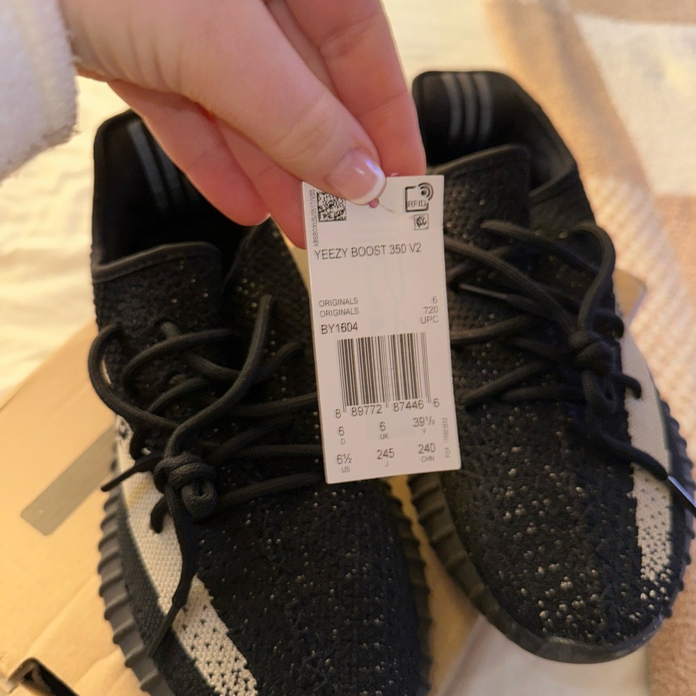 YEEZY Boost 350 - Picture 2 of 5